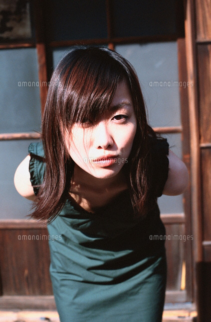 日本家屋前でかがむ女性 の写真素材 イラスト素材 アマナイメージズ