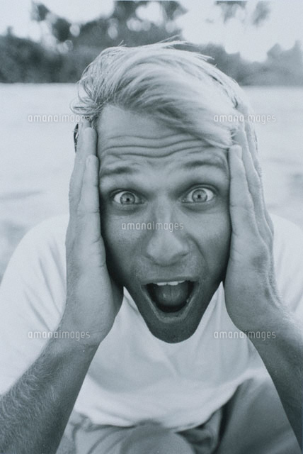 ほほに手をあて口を開ける外国人男性 の写真素材 イラスト素材 アマナイメージズ