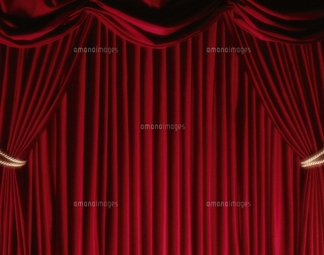 赤いカーテンのドレープ[00560001577]の写真・イラスト素材｜アマナ
