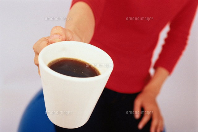 コーヒーの入ったマグを持つ人 の写真素材 イラスト素材 アマナイメージズ