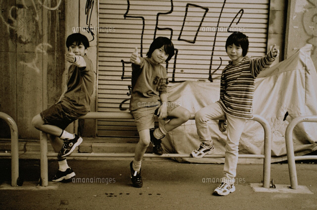 ストリートの日本人の男の子 セピア の写真素材 イラスト素材 アマナイメージズ