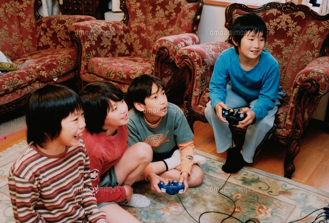 テレビゲームをする4人の日本人小学生の男の子 の写真素材 イラスト素材 アマナイメージズ