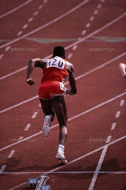 走る外国人男性の後姿 の写真素材 イラスト素材 アマナイメージズ