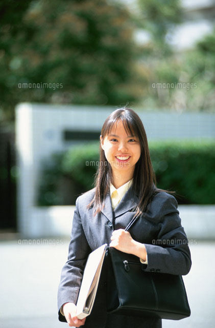 日本人の女子大学生 入学式 の写真素材 イラスト素材 アマナイメージズ