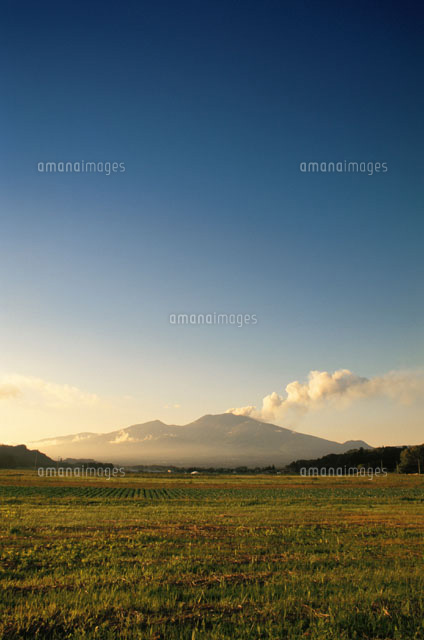 噴煙を上げる浅間山の夕景 軽井沢町 長野県[00744011068]の写真