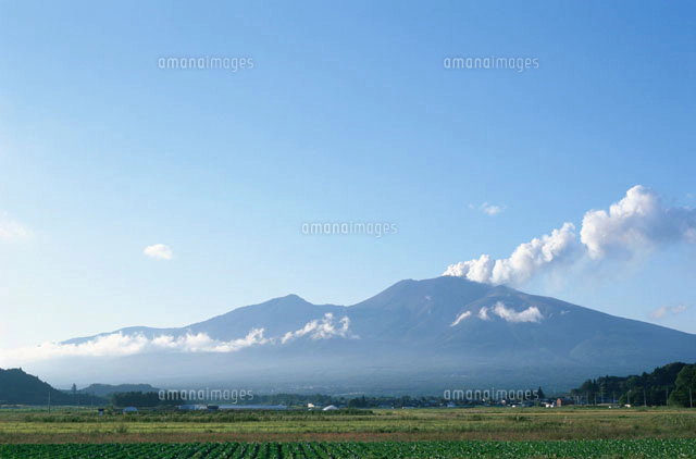 噴煙を上げる浅間山の夕景 軽井沢町 長野県[00744011068]の写真