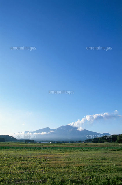 噴煙を上げる浅間山の夕景 軽井沢町 長野県[00744011068]の写真