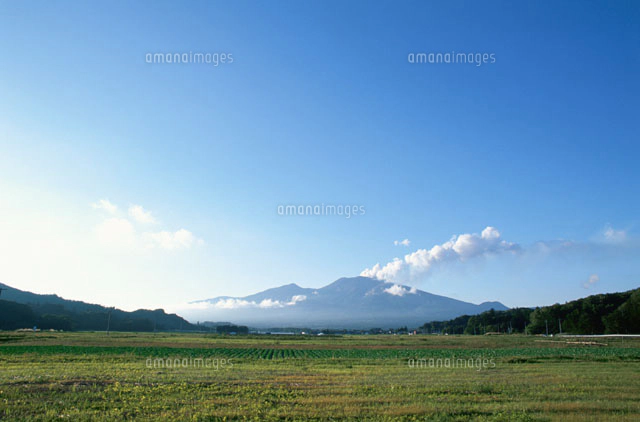 噴煙を上げる浅間山の夕景 軽井沢町 長野県[00744011068]の写真