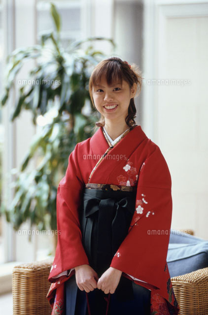 卒業式の袴を着た２０歳の女性 a の写真素材 イラスト素材 アマナイメージズ