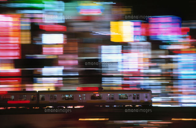 夜のネオン街を走る通勤電車 a の写真素材 イラスト素材 アマナイメージズ