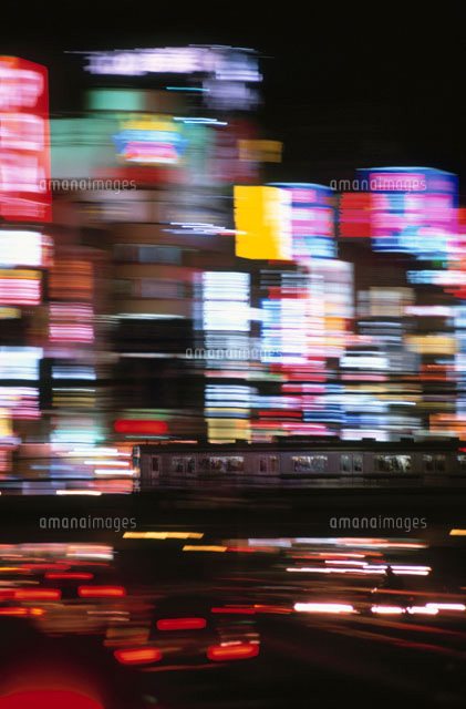 夜のネオン街を走る通勤電車 の写真素材 イラスト素材 アマナイメージズ