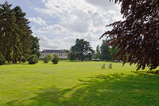 広い芝生が広がる公園 00749010486 の写真素材 イラスト素材 アマナイメージズ