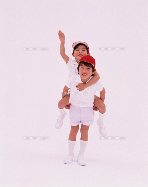 体育着姿でおんぶする2人の日本人の男の子 の写真素材 イラスト素材 アマナイメージズ