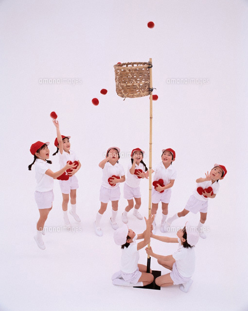 玉入れをする8人の日本人の小学生の男の子と女の子 の写真素材 イラスト素材 アマナイメージズ