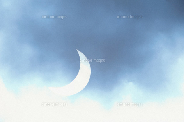 青のグラデーションの夜空と三日月 イギリス の写真素材 イラスト素材 アマナイメージズ