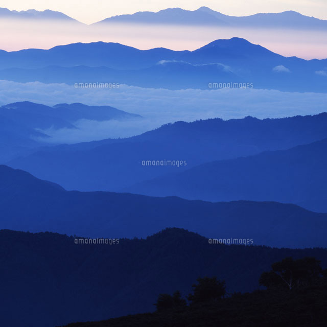 乗鞍岳から望む早朝の山並み の写真素材 イラスト素材 アマナイメージズ