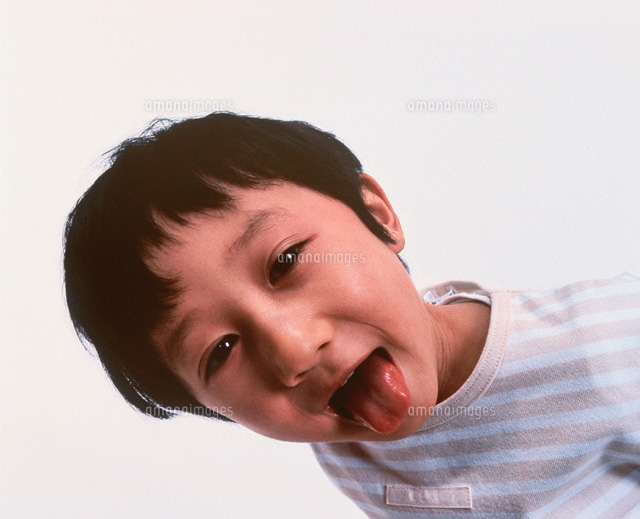 やんちゃな日本人の男の子 の写真素材 イラスト素材 アマナイメージズ