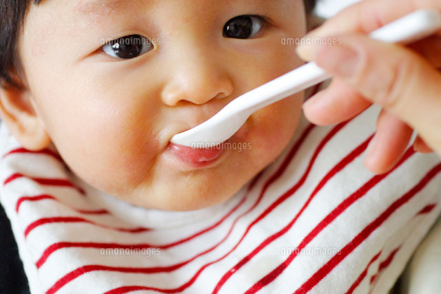 食べる日本人の男の子の赤ちゃん の写真素材 イラスト素材 アマナイメージズ 食べる日本人の男の子の赤ちゃん の写真素材 イラスト素材 アマナイメージズ