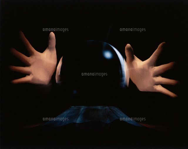 手と水晶 Cg の写真素材 イラスト素材 アマナイメージズ