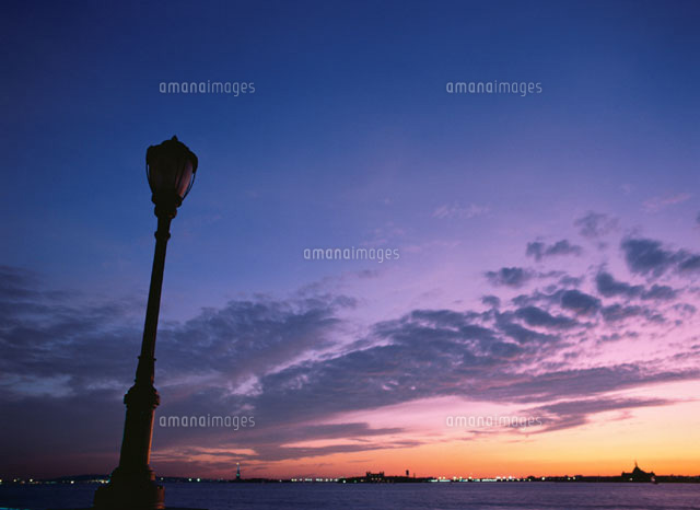 街灯のシルエットとハドソン川の夕暮れ ｎｙ アメリカ の写真素材 イラスト素材 アマナイメージズ