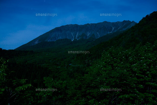 夜の山 の写真素材 イラスト素材 アマナイメージズ