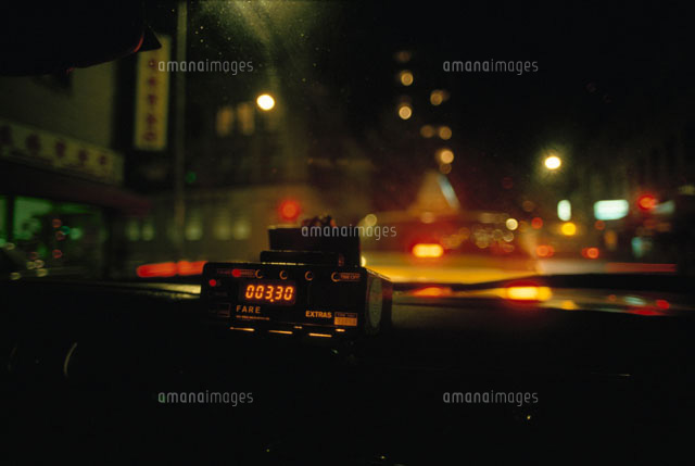 光るタクシーメーターの数字 ロサンジェルス アメリカ[01088004203]の