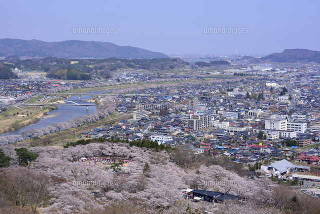 船岡城址公園頂上から船岡の町を望む[01088022580]の写真素材・イラスト素材｜アマナイメージズ