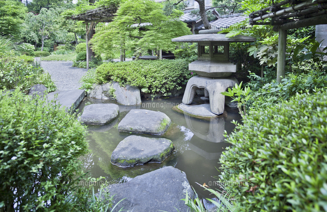 薬師の泉庭園の立ち燈籠と飛び石 の写真素材 イラスト素材 アマナイメージズ