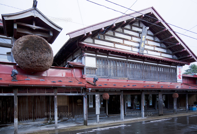 中町こみせ通りの中村亀吉酒造と酒林 の写真素材 イラスト素材 アマナイメージズ