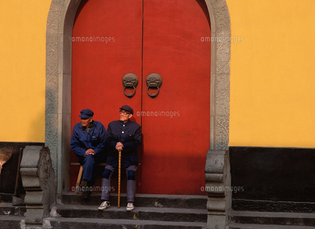玉仏寺 赤い扉の前の男性2人 上海 中国 の写真素材 イラスト素材 アマナイメージズ 玉仏寺 赤い扉の前の男性2人 上海 中国 の写真素材 イラスト素材 アマナイメージズ