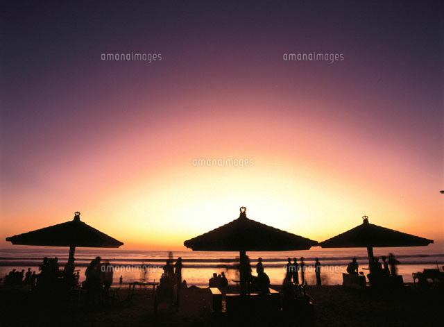 夕景のクタビーチのパラソルのシルエット バリ島 インドネシア の写真素材 イラスト素材 アマナイメージズ