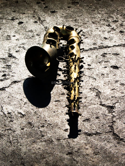 壊れたサックス の写真素材 イラスト素材 アマナイメージズ