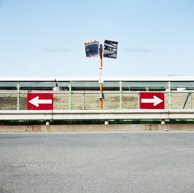 高速道路が見えるt字路の標識 の写真素材 イラスト素材 アマナイメージズ 高速道路が見えるt字路の標識 の写真素材 イラスト素材 アマナイメージズ