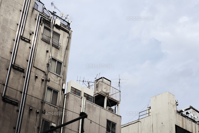 新宿歌舞伎町のビル裏 の写真素材 イラスト素材 アマナイメージズ