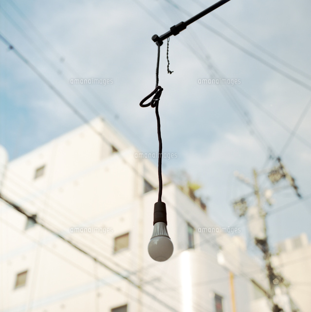 古いカフェー軒先に吊るされた裸電球 の写真素材 イラスト素材 アマナイメージズ