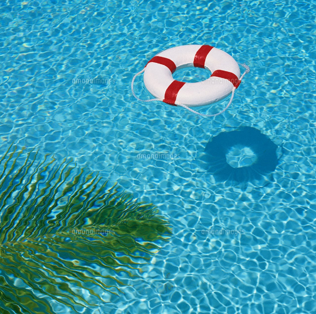 水面に浮かぶ浮輪 の写真素材 イラスト素材 アマナイメージズ