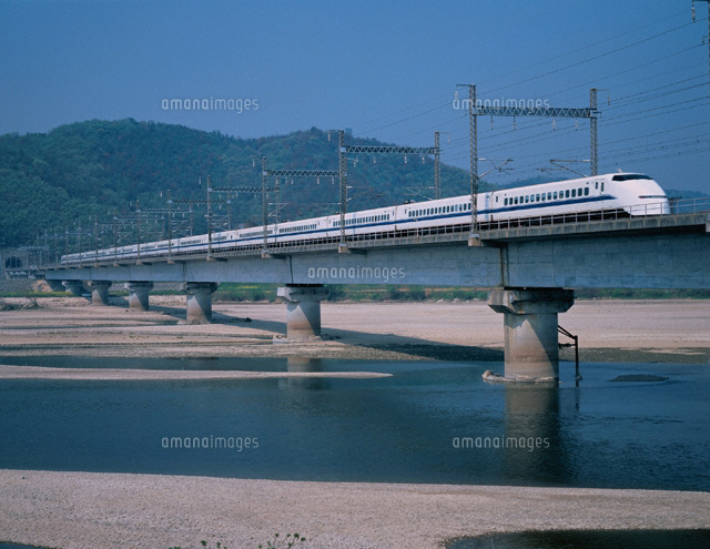 吉井川の鉄橋を走る山陽新幹線のぞみ 岡山県 の写真素材 イラスト素材 アマナイメージズ