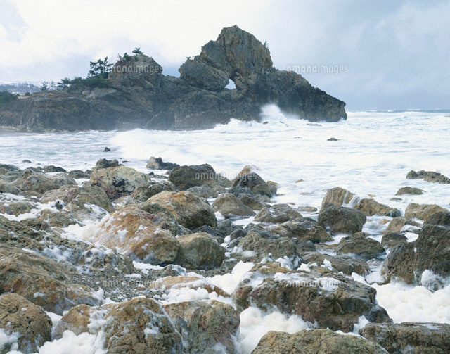 曽々木海岸の岩窓に打ち寄せる波 輪島市 石川県 の写真素材 イラスト素材 アマナイメージズ