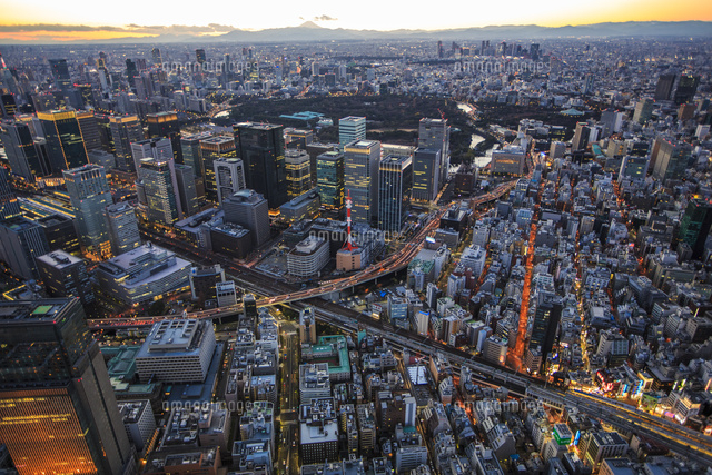 丸の内ビル群と富士山の夜景の俯瞰 の写真素材 イラスト素材 アマナイメージズ