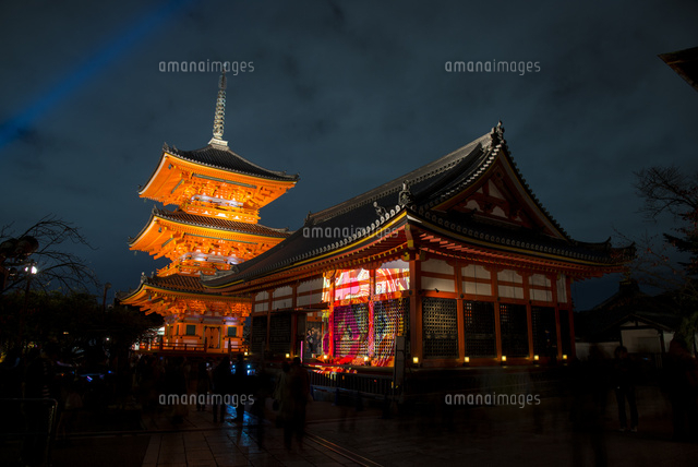 清水寺三重塔経堂ライトアップ の写真素材 イラスト素材 アマナイメージズ