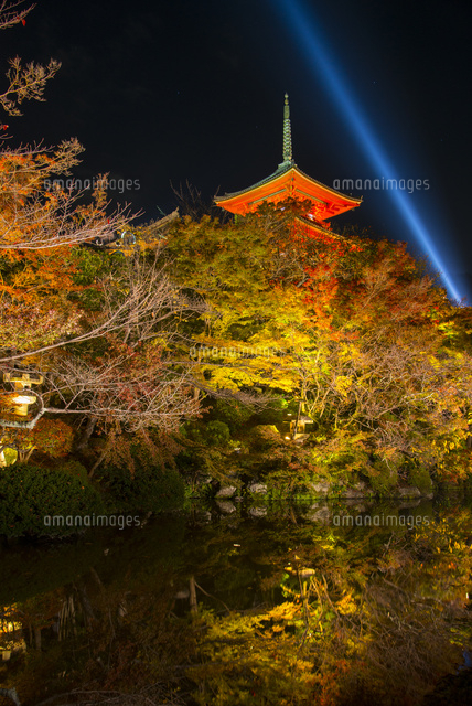 清水寺三重塔ライトアップ池に映る紅葉 の写真素材 イラスト素材 アマナイメージズ