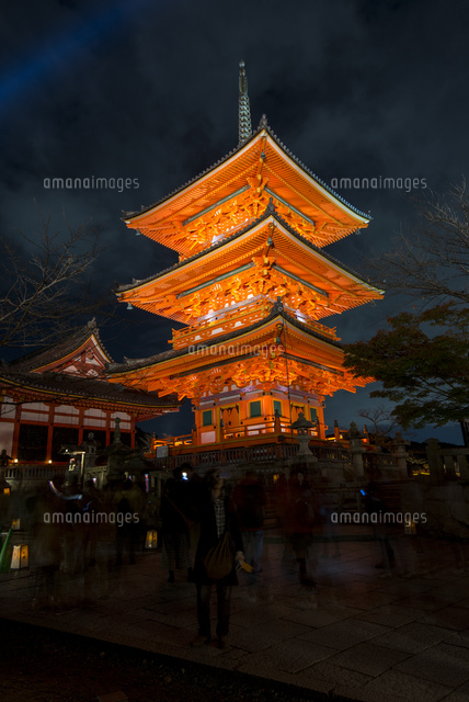 清水寺三重塔ライトアップ の写真素材 イラスト素材 アマナイメージズ
