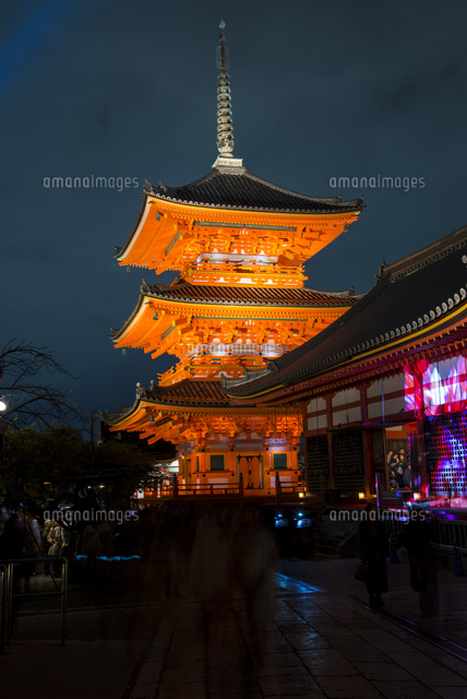 清水寺三重塔ライトアップ の写真素材 イラスト素材 アマナイメージズ