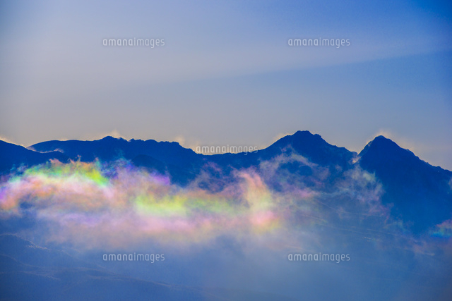 彩雲と八ヶ岳連峰 の写真素材 イラスト素材 アマナイメージズ