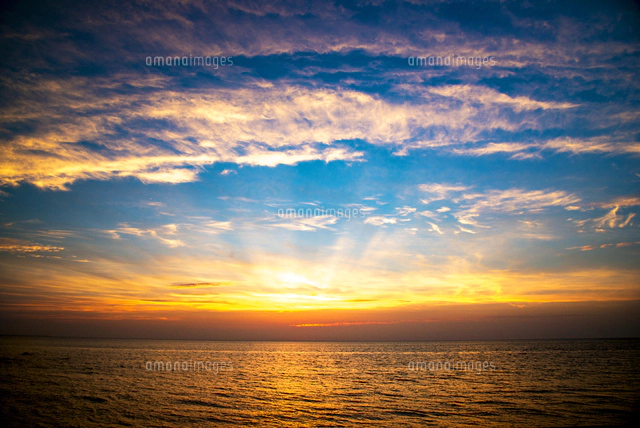 日本海夕焼け空と光芒[01362018623]の写真・イラスト素材