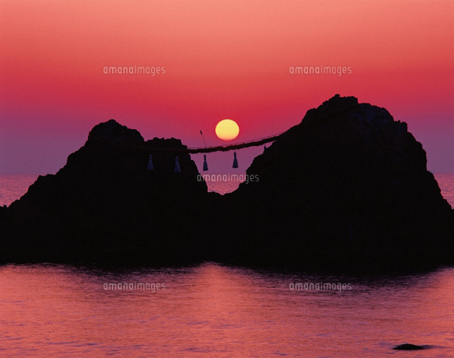 二見ヶ浦の夫婦岩と夕日 志摩町 福岡県[01520010406]の写真・イラスト