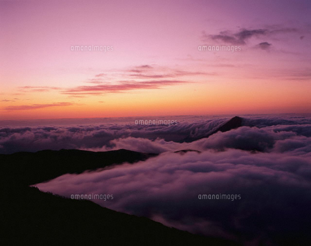 高千穂の峰の夜明けと雲海 紫 5月 霧島 鹿児島 の写真素材 イラスト素材 アマナイメージズ