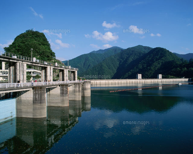 奥多摩湖の小河内ダム 東京都 の写真素材 イラスト素材 アマナイメージズ