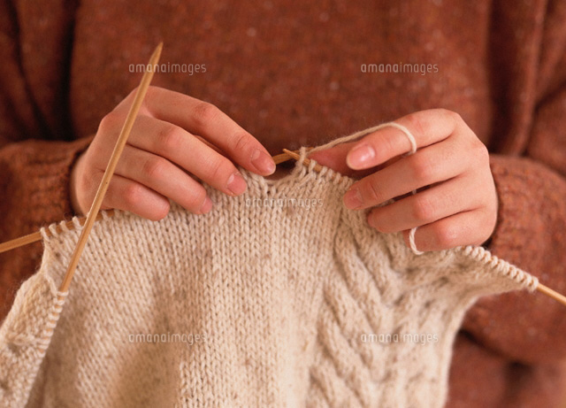 編み物をする女性の手 の写真素材 イラスト素材 アマナイメージズ