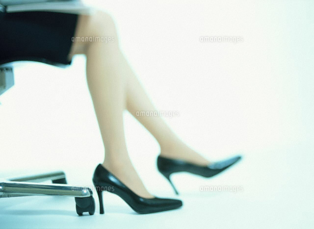 イスに座る横向きのビジネスウーマンの脚 の写真素材 イラスト素材 アマナイメージズ